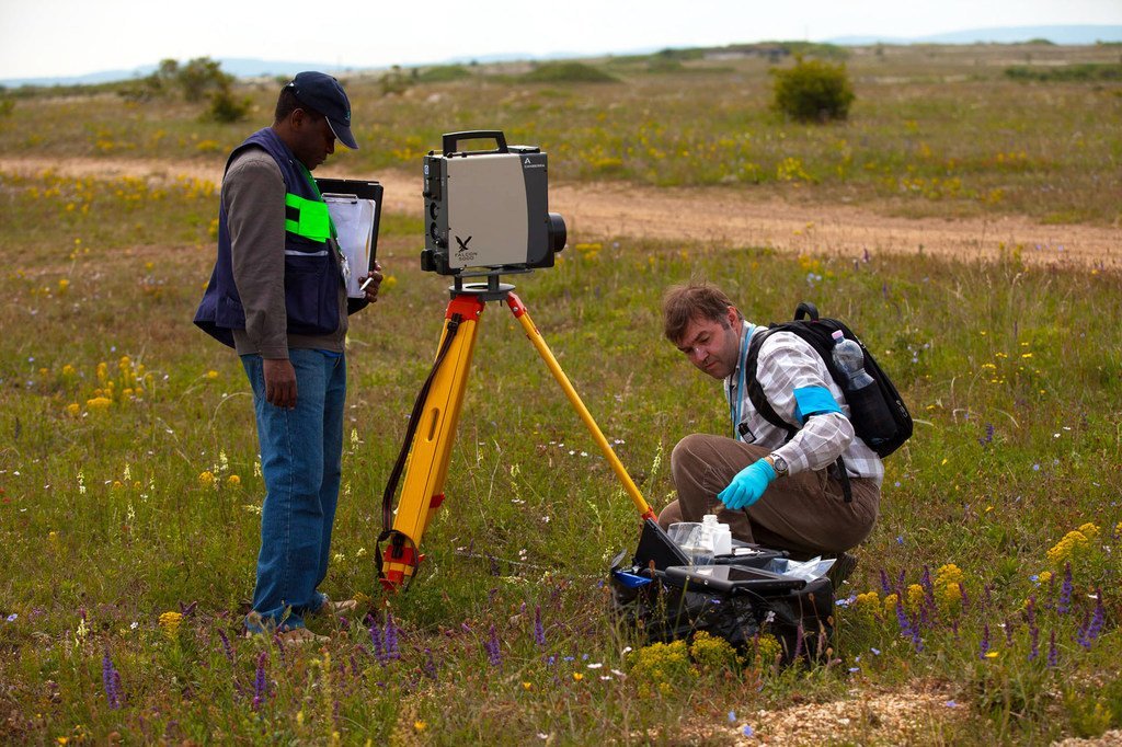 أرشيف 2013: مفتشون في فيسبريم، المجر، يقومون بتركيب جهاز كشف للمساعدة في تحديد مصادر للإشعاع.